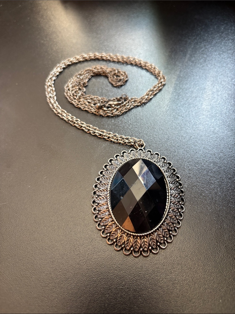 Vintage-Style Black Oval Faceted Pendant Necklace - Women Jewelry